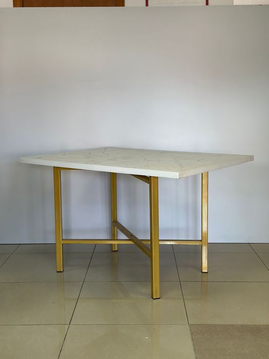 Круглый стол. Стол для ресторана. стулья. Стол новый