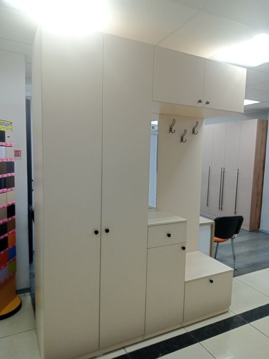 Прихожая новая цвет крем