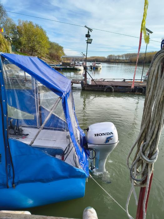 Barca cu motor honda