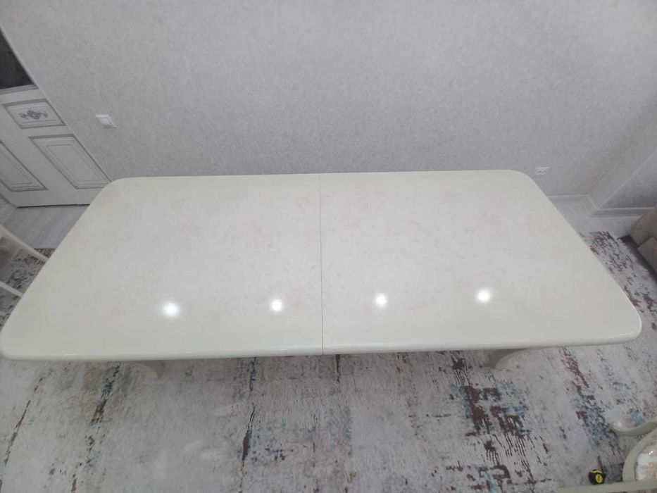 Бежевый стол, 2+ метра