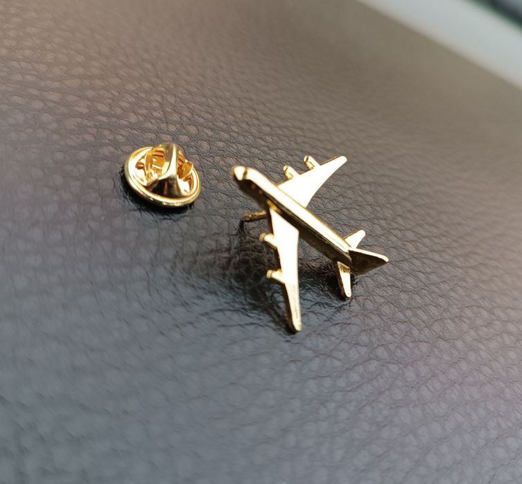 Самолёт булавка золотой