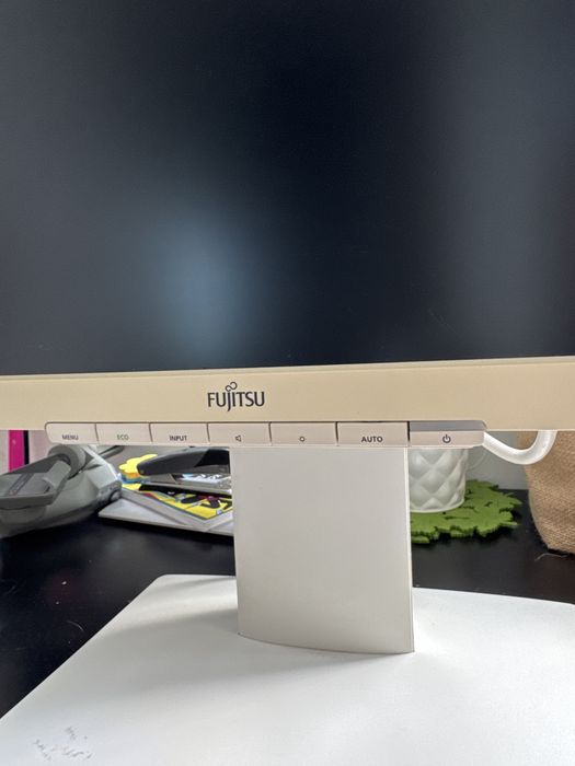 Monitor Fujitsu alb
