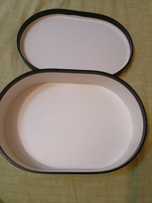 Овальная коробочка черного цвета