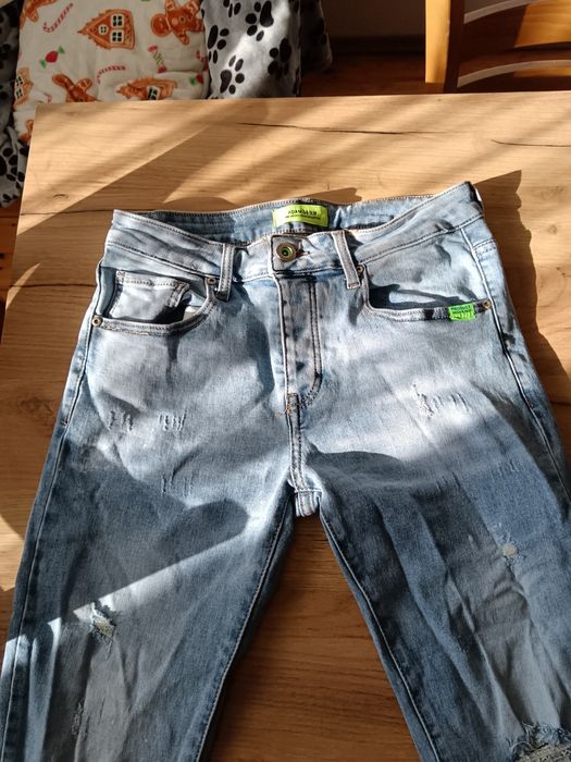 Продавам 2 чифта Дънки.