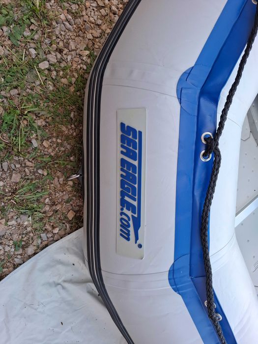 Надуваема лодка с извънбордов двигател