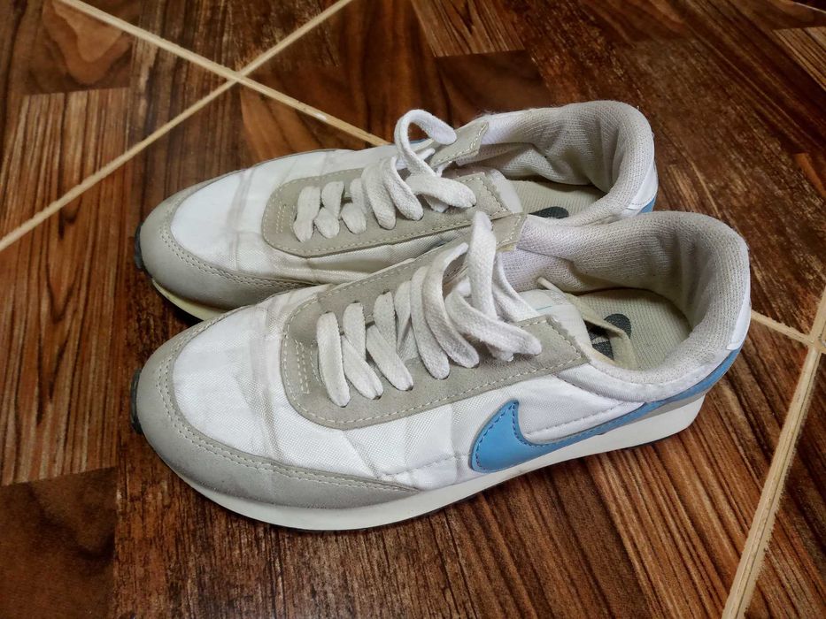 Кроссовки Б/У 37-38 размер.Цена 50 тыс за пару или 100 тыс за все