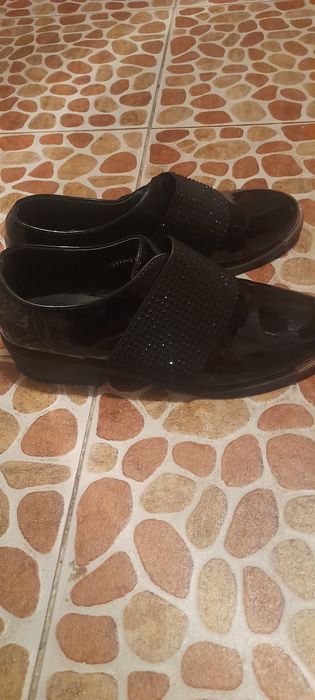 Туфли женскии черныи