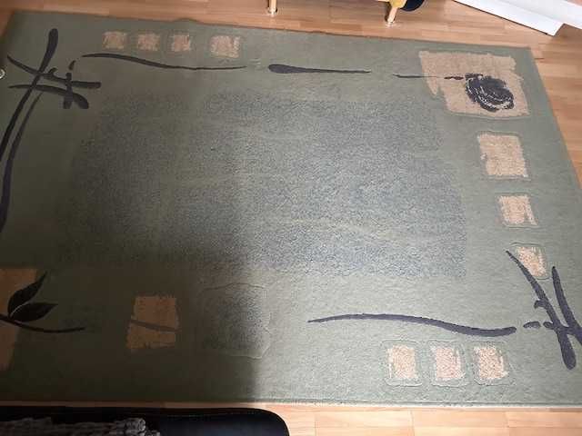 Продавам добре запазен килим