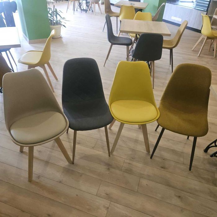 Маси 7бр с дебелина на плота 3,8 см , размери 80/80 и 28 бр столове