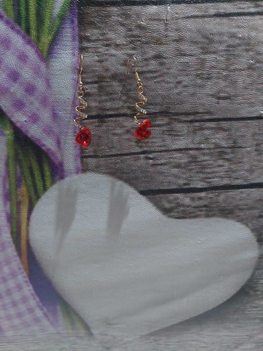 3 в 1  полу скъпоценни      Колие . Гривна. И Обеци  с червени розички