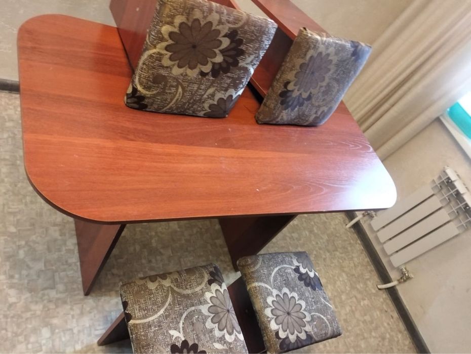 Продам кухонный стол со стульями