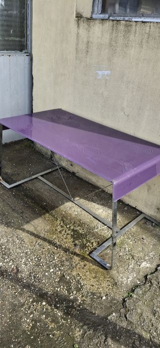 Стъклена маса с метална основа