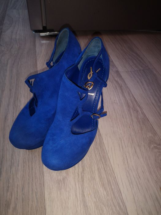 Продам оригиналы лабутены 35р