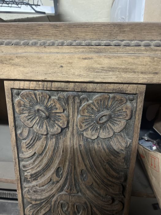 Mobila veche din lemn masiv