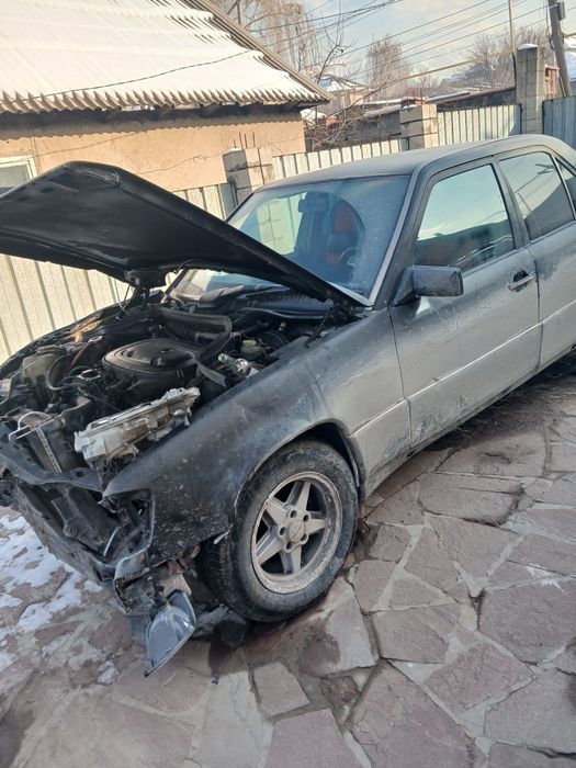 Мерседес 124 102 двиготел 2,3 обем