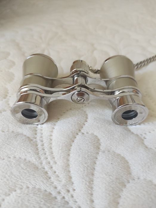 Vând binoclu profesional.