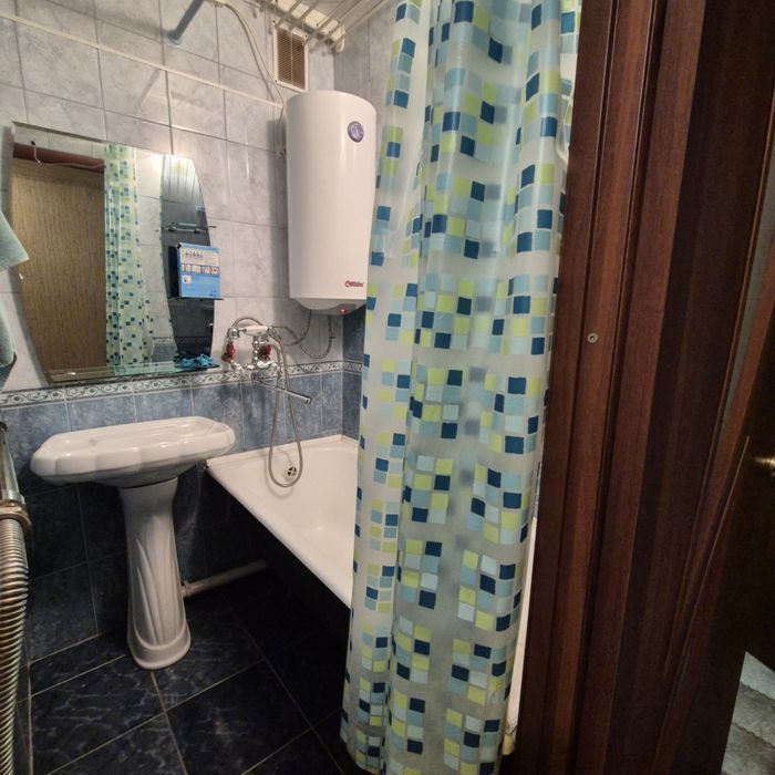 Продаётся  2-х комнатная на 4 районе