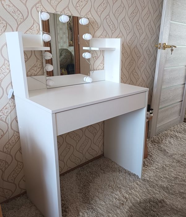 Косметический стол