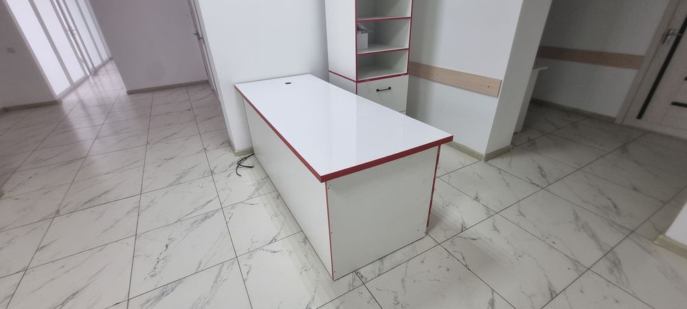 Продам стол-ресепшн