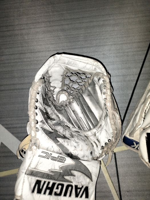 Продам вратарские перчатки