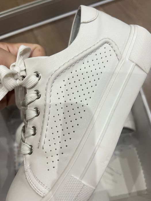 Белые кеды/кроссовки на девочку!