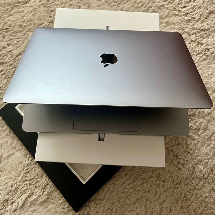 Vand Macbook Air M1 impecabil