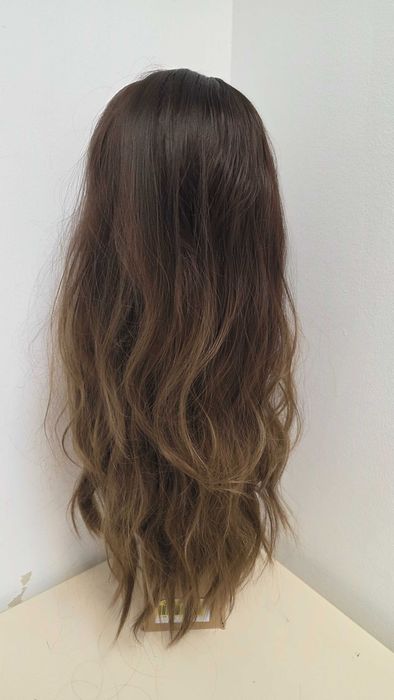 Perucă Haircube lungă ondulată șaten ombre – cărare pe mijloc