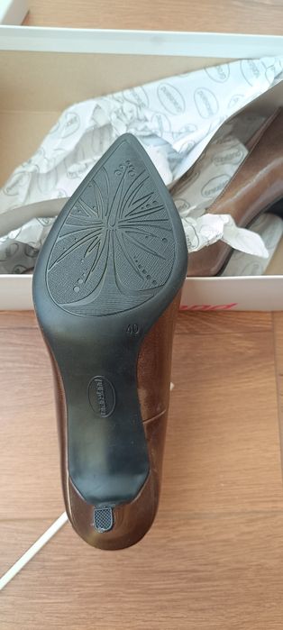 Нови лачени обувки с ток
