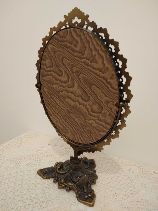 Oglinda de masa cu rama din bronz