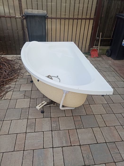 Vand cadă stare foarte buna si o masca frontala