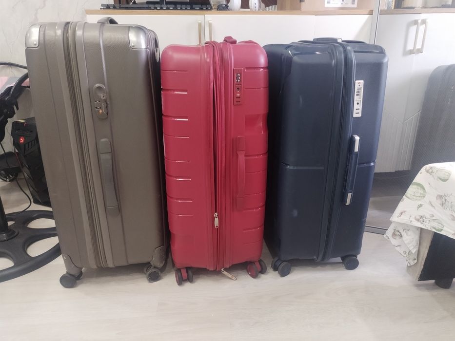 продам чемоданы большие и средние