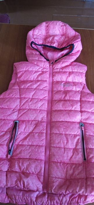 Продам безрукавка для девочки.