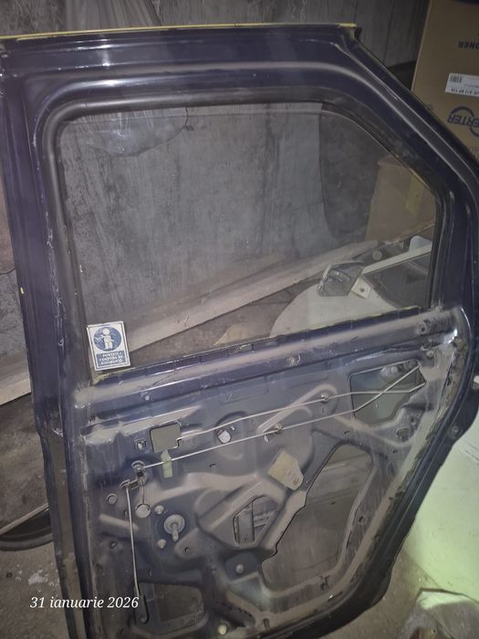 Usa logan ușor avariata