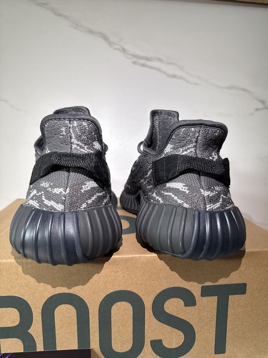 Yeezy 350 V2 (dark salt)