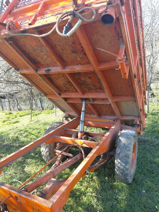 Vand remorca tractionata, basculabila pe 3 parti, înmatriculată pe primarie.
