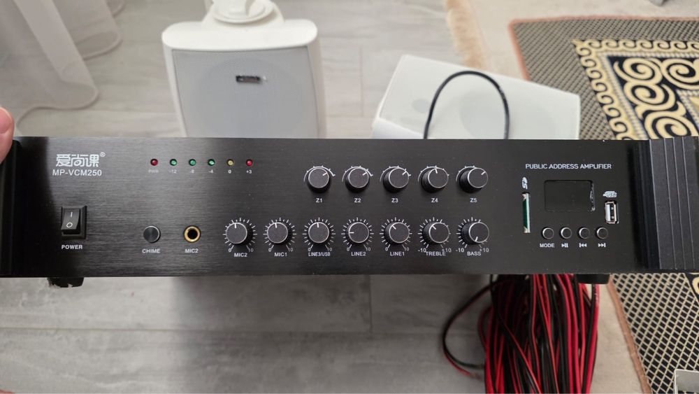 Колонки и усилител с кабелю