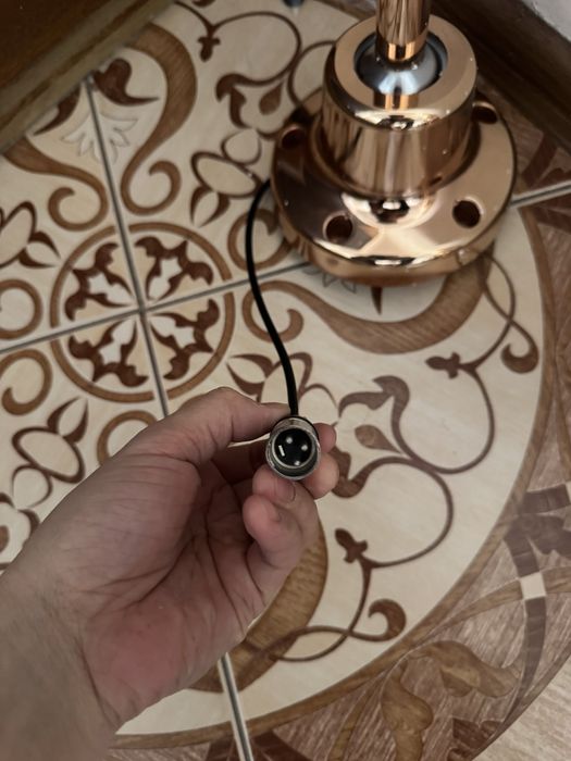 Ретро золотой микрофон на стойке