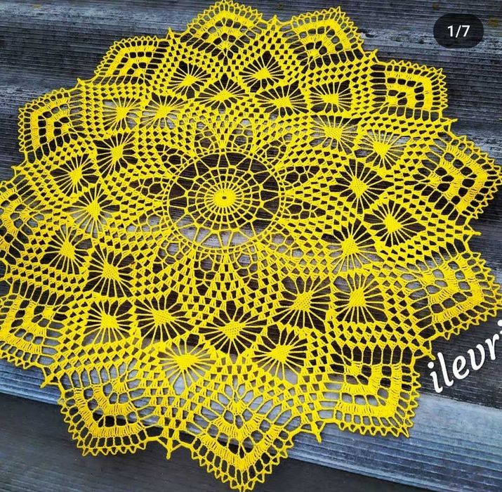 Вязанные салфетки и пряжа