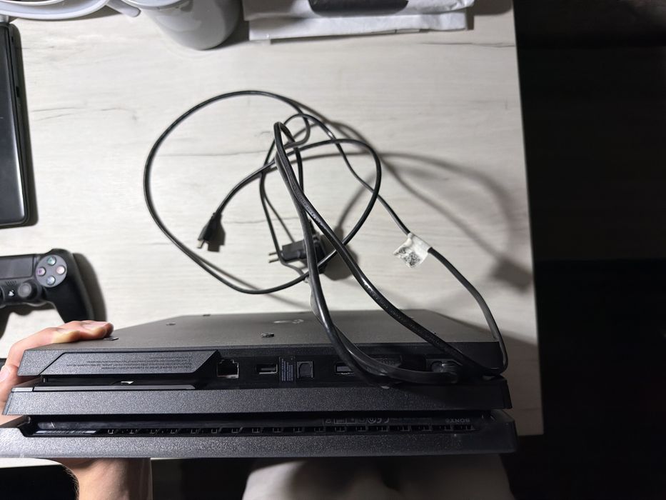 PS4 pro 1tb 2djoystika