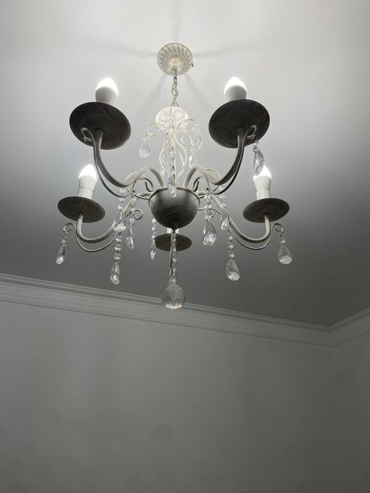 Люстра для дома. Белая