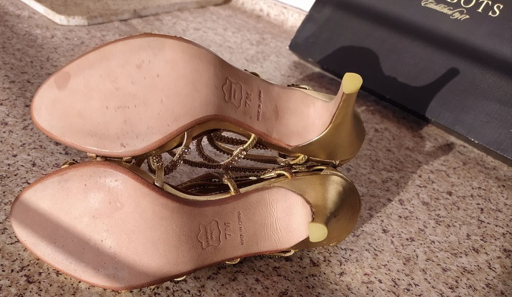 Золотистые босоножки