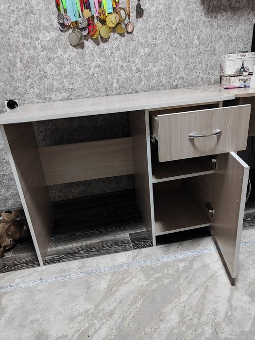 Стол детский письменный