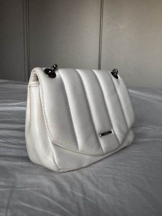 Бяла чанта BERSHKA