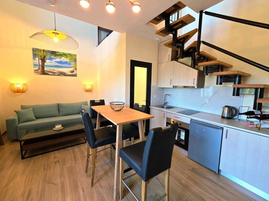 Прекрасен обзаведен лукс апартамент на 2 нива 48 м2 + 22 м2 тераси в Ставрос, Гърция