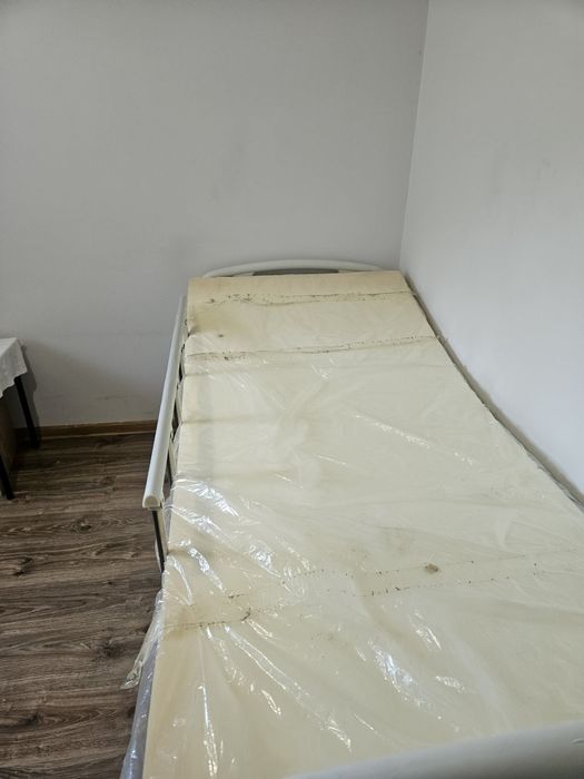 Продавам медицинско болнично легло (механично, с четири секции)
