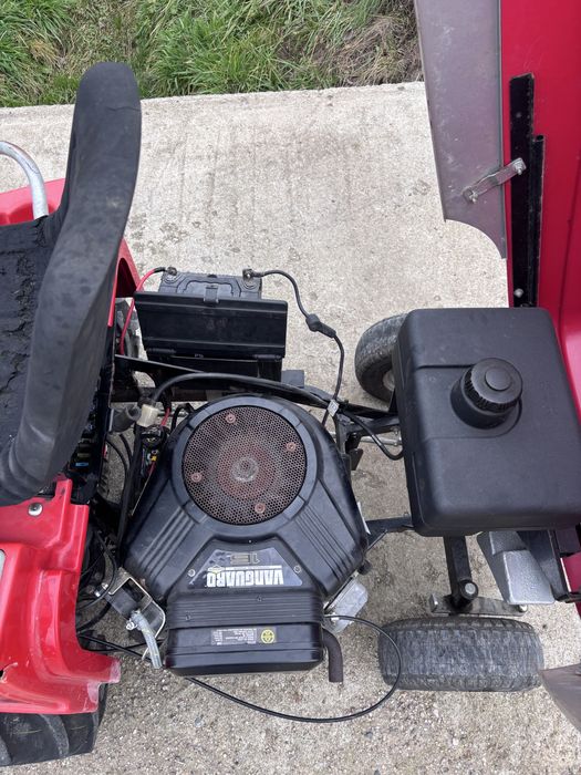 Tractoras tuns iarba