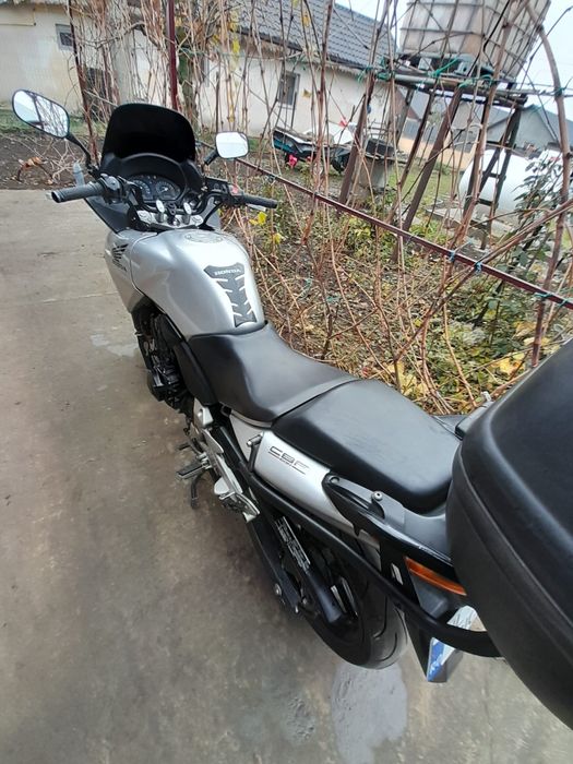 Vând Honda , arată foarte bine