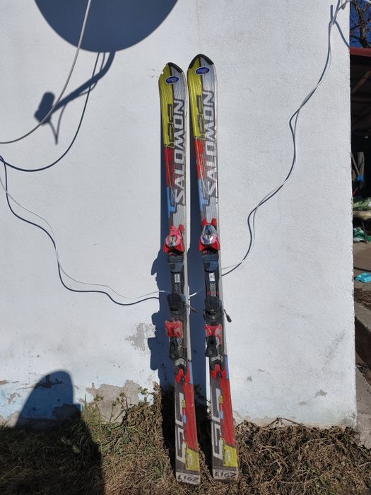 Vând schiuri fiindcă nu le folosesc