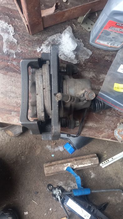 Продам Тойота Прадо тормозной суппорт