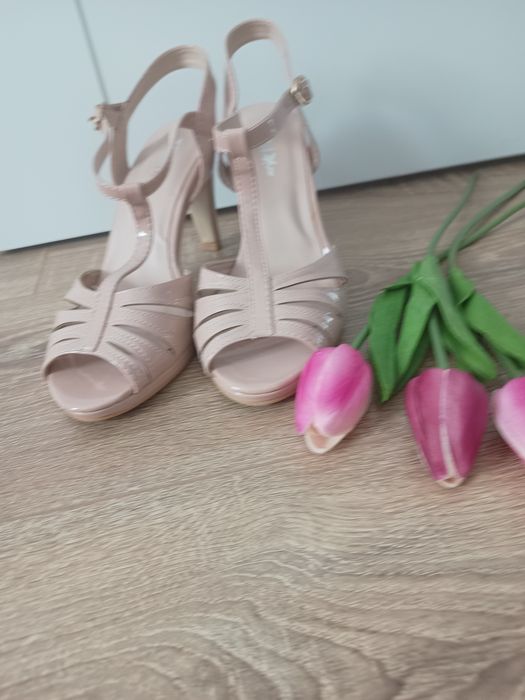 Sandale bej mărimea 35